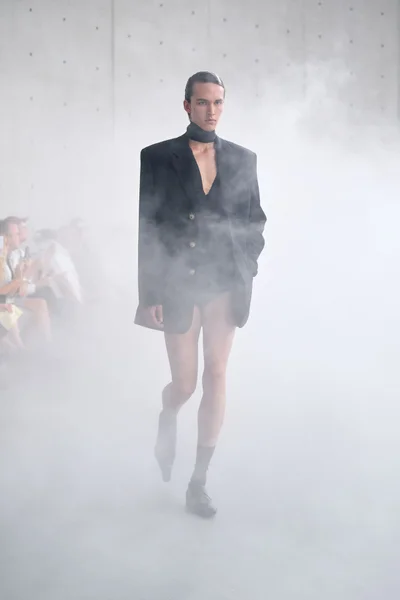 Look 10